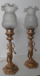 Belíssimo par de Luminárias Italianas em bronze dourado, cinzelado e patinado. Apresentandopar de Esculturas, NINFAS, cúpulas em vidro satinado. Med.: 59 cm de altura.
