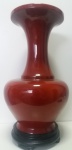 Antigo Vaso Francês Art Deco Sang du Boeuf, em porcelana com cobertura monocromáticaem forma de balaústre em tom vermelho. Med.: Altura 48 cm x 25 cm de diâmetro.