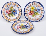 Portugal-Lote constando três prato decorativos com galeria vazada e motivo floral ao centro, pintados a mão . Med: 0,12 cm .