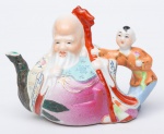 Colecionismo -  Curioso bule para chá na cor verde em fina porcelana Chinesa representando sábio com seu dicipulo. Med: 0,14 x 0,17 cm.