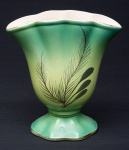 Vaso em faiança nacional pintado á mão na cor verde com ramagens e friso em dourado. Med: 0,24 x 0,22 cm.