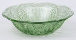 Bowl em vidro artístico  na cor verde  com decoração em estrela . Med: 0,18 x 0,05 cm. Obs : Discreto bicado na borda.