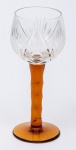 Taça para vinho em cristal checo finamente lapidado com a base alta na cor âmbar e taça translucida. Med: 0,18 cm.