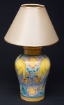 Luis Salvador - Grande aba jour  em cerâmica vitrificada com decoração de grifos e flores nas cores amarelo , azul e verde . Med: 0,70 x 0,28 cm ( Com Cúpula ).