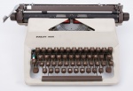 Colecionismo - antiga marca de escrever Facit, modelo 1620 com corpo em metal acondicionada em estojo original de luxo com forração em veludo anos 60/70 em perfeito estado. Med: 0,32 x 0,45 x 0,17 cm.