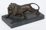 Escultura em bronze apoiada sobre mármore negro, representando leão. Med.: 12X19X10
