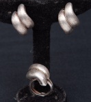 Conjunto em prata 925 de par de brincos de pressão e anel com detalhes cinzelado.