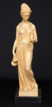 Escultura em resina, representando mulher Romana. Med.: 66 x 18 x 15 cm.