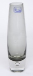 Jarra solifleur em vidro de Murano, translúcida com parte central fumê. Med.: 25 x 7 cm.