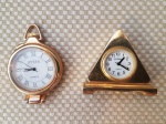 Colecionismo - Lote constando dois relógios em metal dourado, sendo: Um redondo da marca Byser, quartz, com mostrador em algarismo Romanos e um da marca Le cemp, quartz, em forma de triângulo.