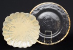 Lote constando dois pratos, sendo um modernista em cerâmica portuguesa Aleluia e outro em vidro com borda dourada. 28 cm e 34 cm.