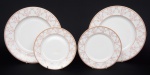 Royal Bone China - Quatro pratos em porcelana Chinesa, na cor creme com borda floral e detalhes em fio de ouro, sendo: Dois de sobremesas e dois rasos.