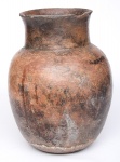 Arte Popular - Lindo e antigo vaso bojudo em barro cozido. Marcas naturais do tempo. Med.: 37 x 23 cm.