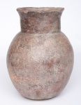 Arte Popular - Lindo e antigo vaso bojudo em barro cozido. Marcas naturais do tempo. Med.: 35 x 23 cm.