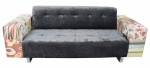 Grande e moderno sofá, com pés cromados e estofado na parte central em sued na cor azul petróleo e braços em patchwork. Em ótimo estado. Med.: 78 x 2.45 x 90 cm.