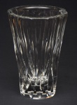 DAUN FRANCE- Linda jarra em cristal francês , com rica lapidação em losangulo . Med:. 0,26 x 0,17 cm. Obs:. Apresenta discreto bicado na borda na parte interna.