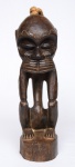Escultura africana em madeira entalhada a mão com cabelos em cânhamo em patina original. Med.: 53 x 17 cm.