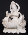 Lindíssima escultura, esculpida em bloco de mármore branco, representando Krishna sentado em flor de lótus. Med.: 0,40 x 0,35 x 0,20