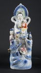 Linda imagem em porcelana na cor branca com rica policromia, representando Deusa Kuan Yin, Deusa da Misericórdia Divina. Med.: 30 x 11 x 8 cm.