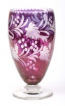 Belíssima jarra para flores com rica lapidação floral, nas cores, rubi e translúcido. Med.; 28 x 15 cm.
