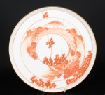 Lindo prato decorativo em porcelana Chinesa, na cor branca, pintado a mão, decorado com cena de pagode e paisagem, com detalhes á fio de ouro. Med.: 25 cm.