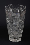 Linda vaso para flores em cristal Europeu, com lapidação no padrão estrela e borda dentada. Med.: 26 x 15 cm.
