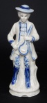 Estatueta em porcelana representando Musico. Med.: 20 cm.