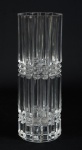 Linda jarra em cristal translucido, em forma cilíndrica, com rica lapidação. Med.: 23 x 8 cm.