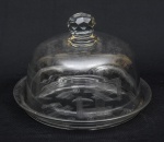 ART DECO - Queijeira em cristal com linda lapidação, e pega em forma de esfera bisotada. Med.: 18 x 22 cm.