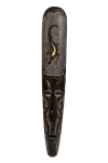 Máscara africana entalhada e pintada representando divindades, encimada por um jacaré. Med.: 100x 17 cm.