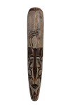 Máscara africana entalhada e pintada representando divindades, encimada por uma girafa. Med.: 100x 17 cm.