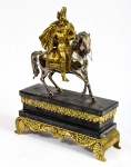 Rica escultura em metal representando mosqueteiro à cavalo, com base em pedra negra, cinta e pés em metal dourado e ricamente cinzelado. Med.: 47 x 38 x 12 cm.