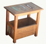 Pequeno  mesa auxiliar   em madeira com revisteiro na parte de baixo. 55 x57 x36 c,