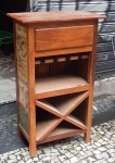 Móvel de apoio em  robusta madeira  com adega, gaveta  e porta taças. (sem uso) med. 1,00 x60 x37