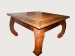 Robusta mesa  de centro em  madeira (desgastes). Med.: 44 x 79 x 79 cm.