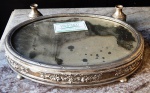 Antigo objeto em metal decorado e gravado Regina, tampo de vidro. (desgastes )med 36 x30 cm