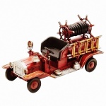 Carro de bombeiro estilo antigo confeccionado de metal e lata com riqueza de acabamentos. Medida 16 cm.