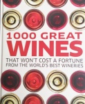 Livro "1000 Great Wines" em capa dura com 352 páginas com regiões, vinhos e mapas de demarcações de regiões produtoras. Livro em idioma inglês.