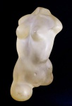 VERA DILE - Escultura em resina representando torso de mulher, peça assinada e datada de 1993. Medida 23 cm de altura