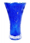Floreira em vidro prensado na cor azul cobalto, com belas lapidações e bordas ligeiramente arredondas. Medidas 24cm de altura.