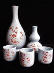 Conjunto em porcelana com singelos florais para degustar saquê compostopor 4 peças.
