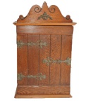 Oratório em madeira nobre com guarnições em bronze. Possui no interior gaveta para guarda de orações. Peça em ótimo estado de conservação , Medida 30x55cm. VEJA FOTOS EXTRAS