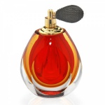 Perfumeiro em cristal lapidados em maravilhoso tom vermelho. Medida 11x8x6cm. Peça em excelente estado.
