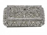 Belo porta joias de metal espessurado com relevos de volutas vazados e com esmerado trabalho contendo interior forrado de veludo. Peça em excelente estado. Medida 11x8x4,5cm.
