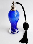 Perfumeiro em belíssimo vidro azul com efeitos de pó de prata e bomba aplicadora. Medida 18 cm de altura.