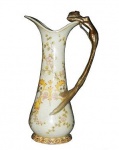 Belíssimo jarro em porcelana com florais e alça de bronze ao melhor estilo art noveau na forma de mulher.