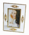Porta retrato em vidro espelhado  com belos acabamentos e aplique em metal dourado. Peça sem uso e na caixa original. Medida 10x15cm