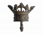 Cabideiro em ferro em ferro fundido decorado com motivo de coroa. Medida 12x11cm.