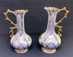 MINIATURA- belíssima par de vasos deu porcelana com pintura em ouro (desgastes na pintura), medindo 8 cm alt.