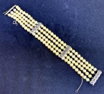 Magnífica pulseira de pérolas com fecho de prata com brilhantes, medindo 19 cm aberta.